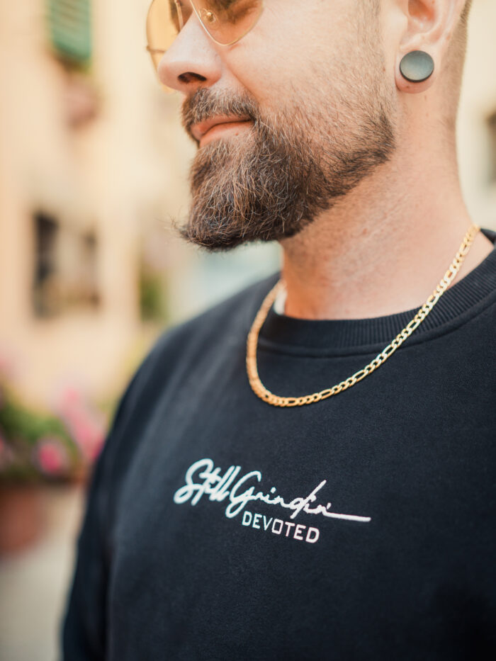 Crewneck Still Grinding – Bild 2